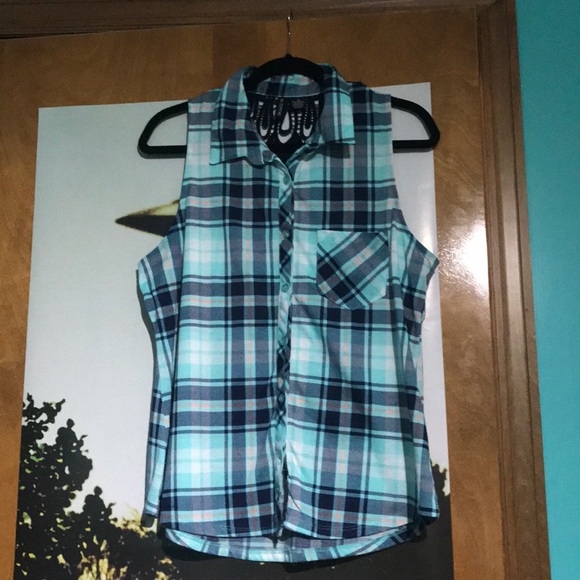 Sleeveless flannel with lace - Picture 1 of 2